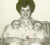 Janet Reimer med tvillingerne Bruce og Brian.