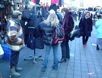 Jeanette (med rygsæk) og Qvickie på Liverpool Marked.