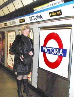 Tina på perronen på Victoria Station.