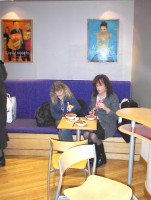 Jeanette og Qvickie i cafeteria i det nye center i Canary Wharf.