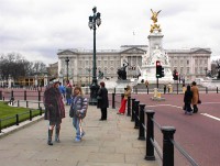 Qvickie og Jeanette foran Buckingham Palace.