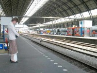 Pia på en perron i Amsterdam centralstation.