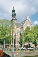 Kirken Wester Kerk i Amsterdam. Homomonumentet ligger mellem kirken og kanalen.