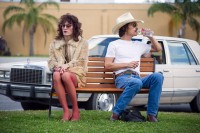 Tv: Jared Leto som Rayon. Th: Matthew McConaughey som Ron Woodroof