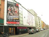 Nørrebro Teater med plakat for forestillingen.