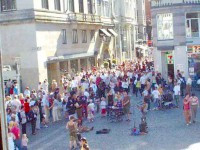 Mange mennesker og kun 1 mand til at underholde. (Frederiksberggades (Strøgets) udmunding i Nytorv og Gammeltorv.