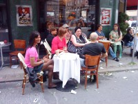 Forrest ved bordet fra venstre: Lisa Jameson, Bianca Alexio, Lisbeth Nielsen og ukendt. Bagerst fra venstre: Alice Nielsen, Henriette Jørgensen, Connie Krabbe, ukendt, Helene og ukendt.
