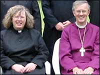 Sarah Jones og biskop Anthony Priddis
