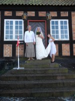 De nygifte, Signe og Sandi Kruse foran Ebeltoft Rådhus.