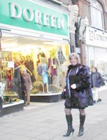Tina uden for forretningen, Doreen i London.
