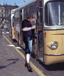 Tina ved bussen. Tina ved bussen.