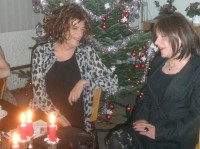 Rebecca Holm og Charlotte Lyngquist får sig en rigtig julehyggesnak.